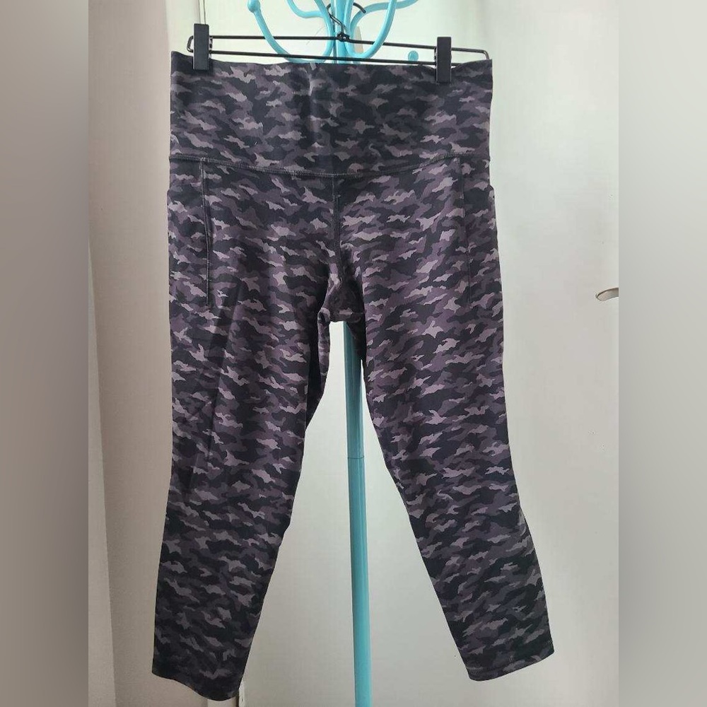 Salutation stash pocket II printed 7/8 tight leggings worn once